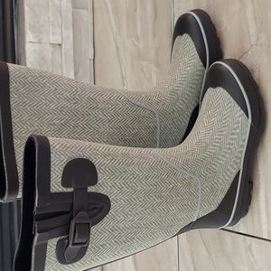 NWT stormy mountain rain boots